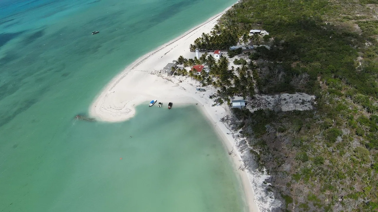 Banco de arena, lagunas y botes en la punta de Holbox, vista aérea